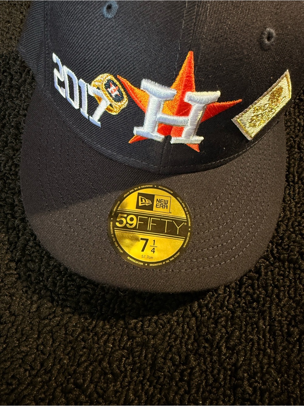 Hat with New Era sticker - Picture 2 of 9